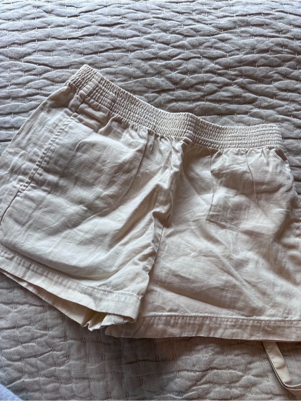 Aritzia Elastic-Waist Cream Linen Blend Shorts